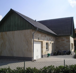 Flexibler Sandstein von YTTERSTONE® als Fassaden-Verkleidung eines Wohnhauses