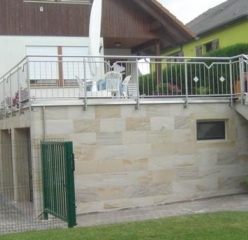 Flexibler Sandstein von YTTERSTONE® als Fassaden-Verkleidung eines Wohnhauses