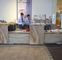 Flexibler Sandstein von YTTERSTONE® zur Verkleidung von Verkaufstresen
