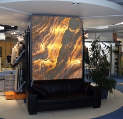 Stimmungsvoll hinterleuchteter flexibler Sandstein von YTTERSTONE® im Ausstellungsbereich