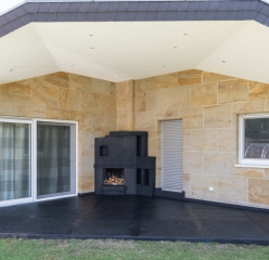 Flexibler Sandstein von YTTERSTONE® als Wandverkleidung einer Terrasse