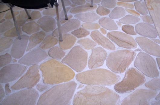 Flexibler Sandstein von YTTERSTONE® als Bodendekor